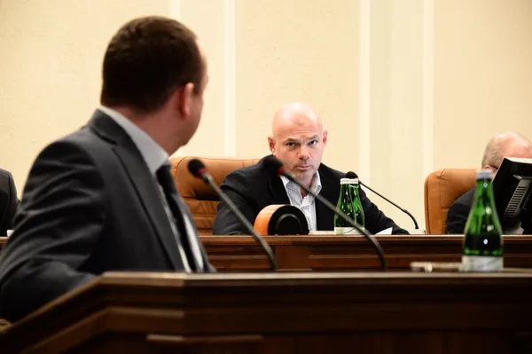 ... керівник СБУ у Волинській області Юрій Фелонюк відповідає на провокативні питання Ігоря Палиці, який у підсумку просить депутатів затвердити звіт сбушника, поки  він не видав всі державні таємниці...