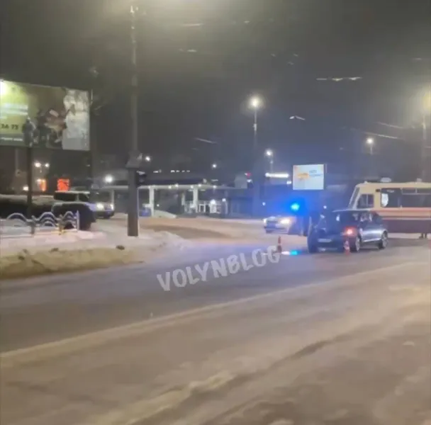 У Луцьку на Карпенка-Карого – ДТП за участі автобуса та легковика (фото)