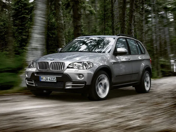 У Луцьку евакуювали BMW X5 з фальшивими документами (фото)