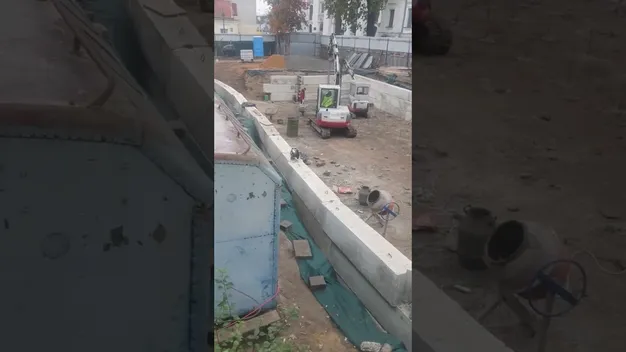 Ставлять металоконструкції: у Старому Луцьку продовжують нищити 400-річні підземелля (відео)