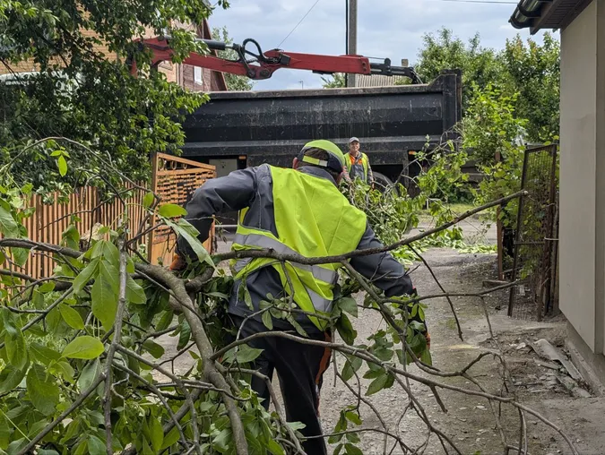 120 тонн «відходів руйнації»: у Луцьку ліквідовують наслідки вибухів (фото)