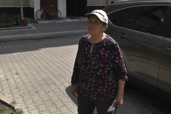 Голова ОСББ Ольга Лазар всю ніч збирала зірвану з даху покрівлю