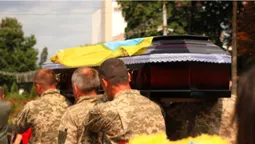 Стільки людей на похоронах давно не було: Луцьк прощався з трьома воїнами (фото, відео)
