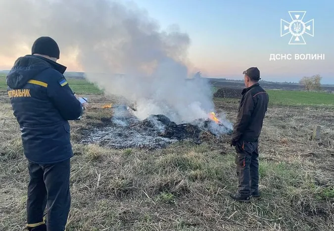 На Волині двоє селян отримають «адмінку» за спалення трави
