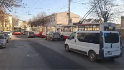 Біля ЦУМу в Луцьку влупилися два тролейбуси і легковик – рух паралізований