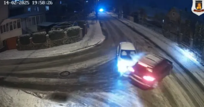 Аж розвернуло: у Луцьку «хюндай» зніс «ніссан» (відео)
