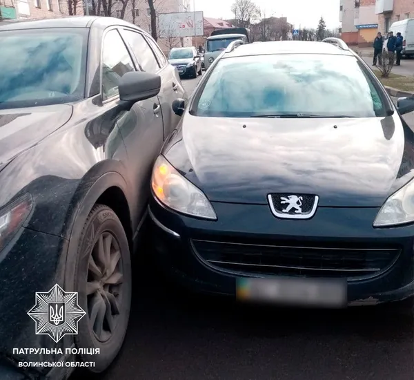 Невдалий обгін: у Ковелі «потерлися» Peugeot і Mazda (фото)