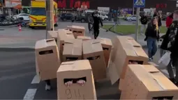 На «ПортCity» у Луцьку «напала» армія людей в коробках (відео)
