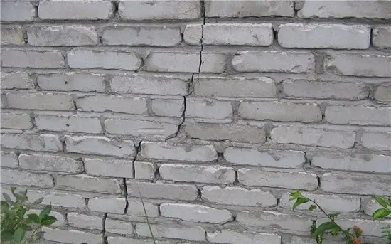 У Луцьку руйнується житловий будинок