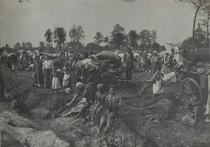 Корови, клунки, люди: показали біженців Першої світової на Волині (столітні фото)