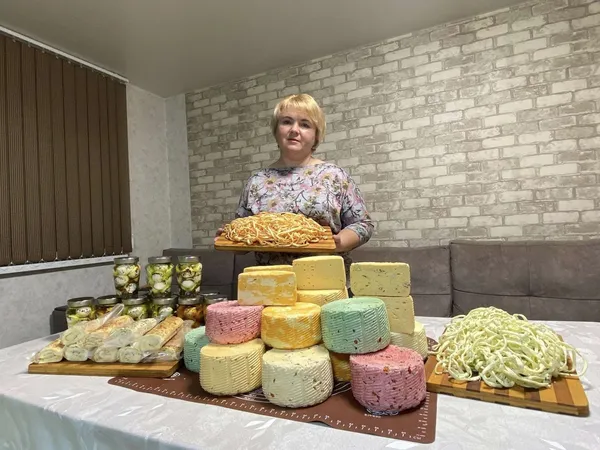 Італійські, грузинські, грецькі, кіпрські: майстриня-самоучка з Волині виготовляє понад 20 різновидів сирів (фото)