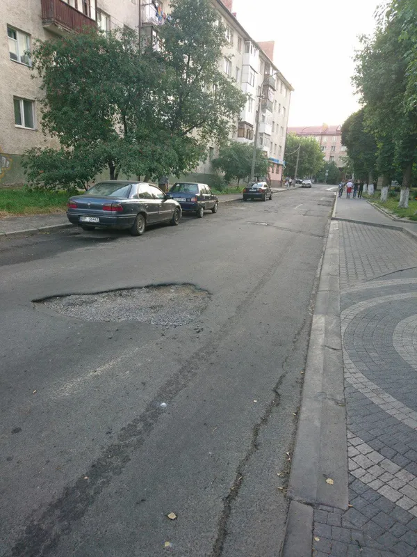 У центрі Луцька на дорозі ямище (фото)