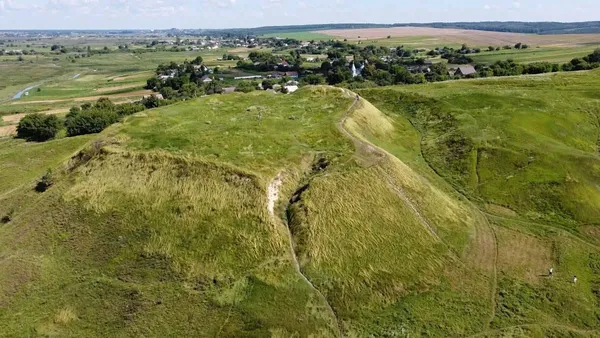 За 55 км від Луцька причаїлася тисячолітня фортеця, де знайшли сліди воїнів та ювеліра (фото)