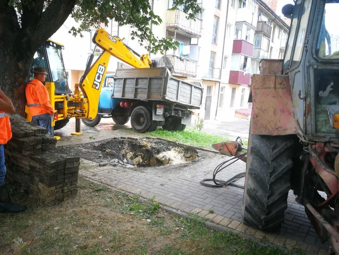 Аварійники «Луцькводоканалу» ліквідували небезпечний порив на триметровій глибині