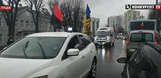 Місто зустріло Героїв дощем: до Луцька привезли тіла загиблих захисників (відео)
