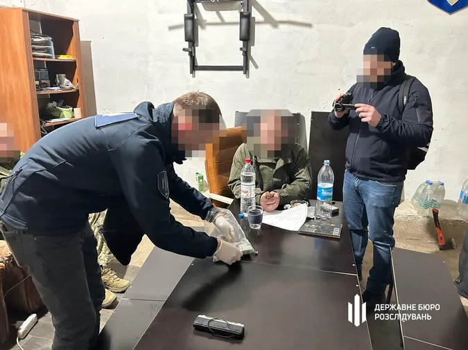 ДБР зловило на хабарі у 100 тисяч двох офіцерів ЗСУ (фото, відео)
