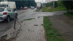 «Були б з нас чудові консерви»: на Володимирській фура знесла паркан (фото)