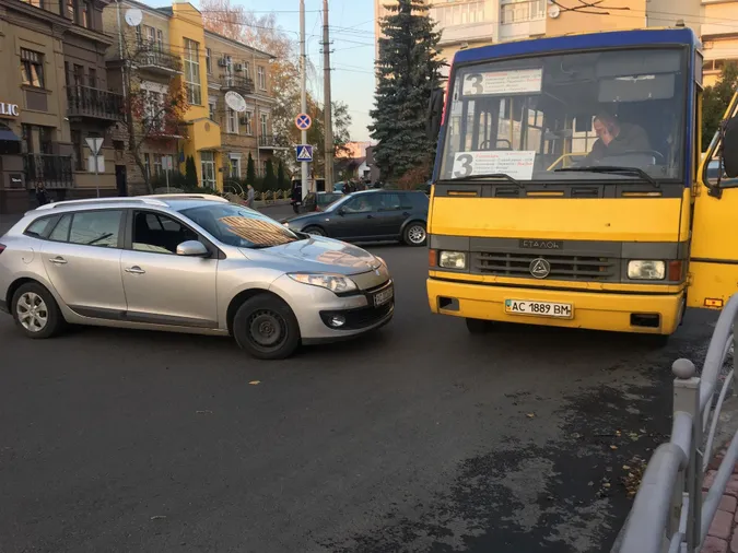 У Луцьку маршрутка та іномарка не поділили дорогу (фото)