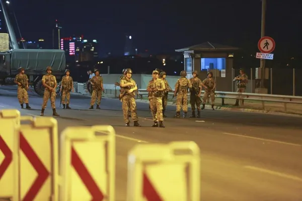 У Туреччині введено військовий стан: армія захопила владу у країні (фото)