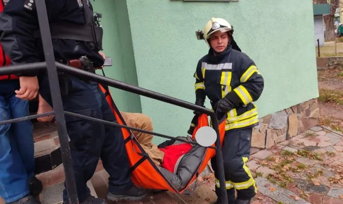 4 дні не виходив на зв'язок: на Волині врятували чоловіка, який був непритомний у квартирі (фото)