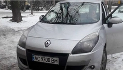 "Як вмію, так і паркуюсь", – водійка залишила авто в новому луцькому сквері (фото)