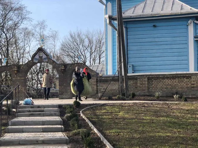 Небайдужі волиняни поприбирали територію навколо церкви і цвинтаря (фото)