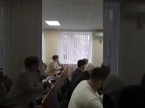 Щоб «пиляли» бюджет: у Ковелі депутат подарував владі локшину і пилку (відео)