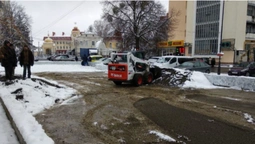 На Театральному майдані встановлюють новорічну "цікавинку" (фото)