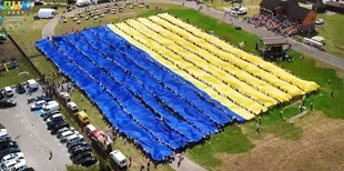 Офіційно в Книзі рекордів: найбільший прапор України розгорнули на Волині (відео)