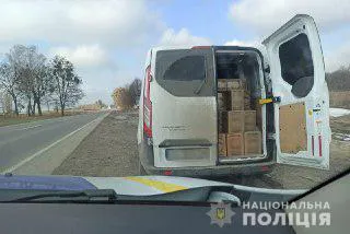 На Волині затримали автомобіль із 200 коробками горілочних виробів (фото)