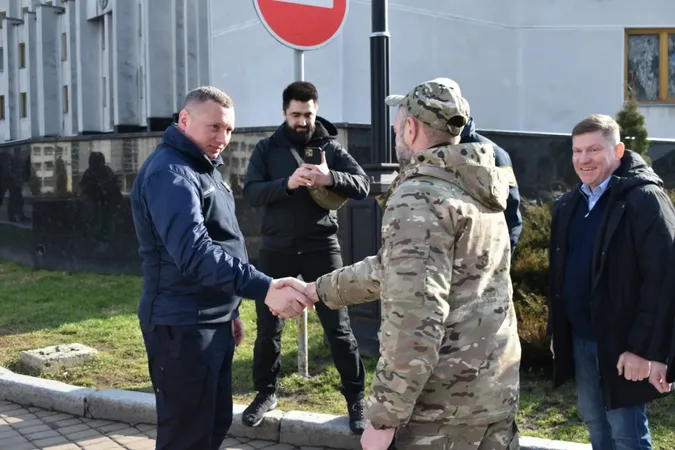 У Луцьку «чорнобильці» передали військовим позашляховик Mitsubishi