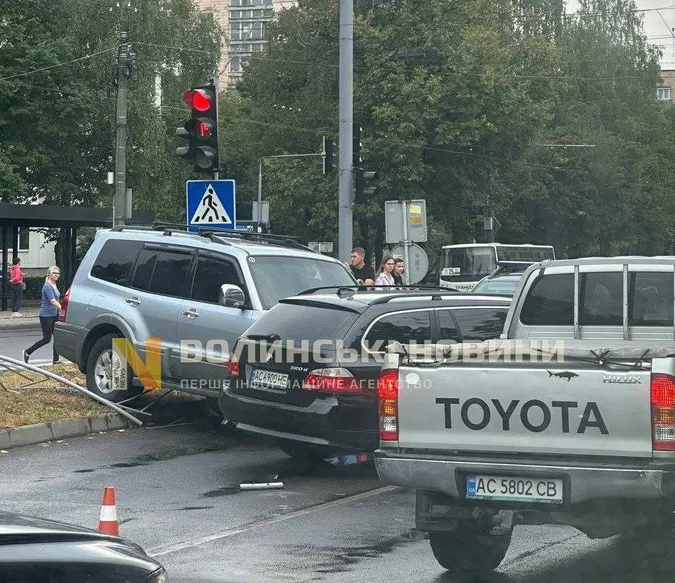 Вилетів «на зустрічку»: у Луцьку на проспекті Соборності трапилася аварія (фото)