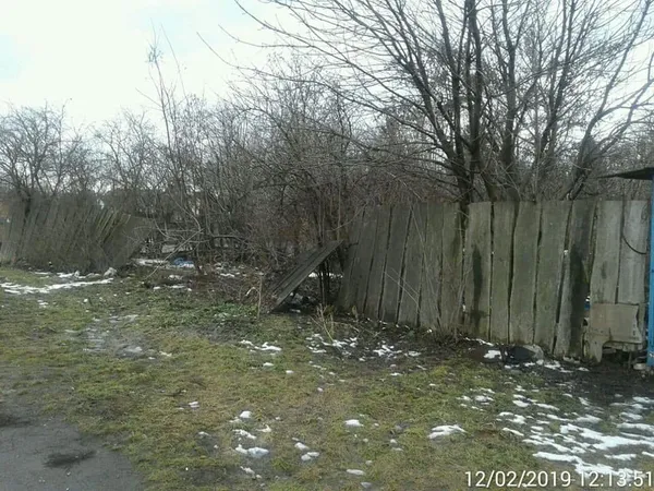 Зламаний паркан і сміття: у Луцьку занедбали земельну ділянку (фото)