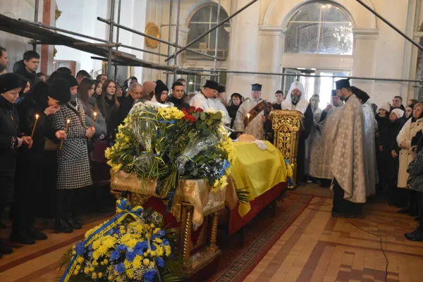 У Луцьку попрощалися з Героєм Анатолієм Петруком (фото)