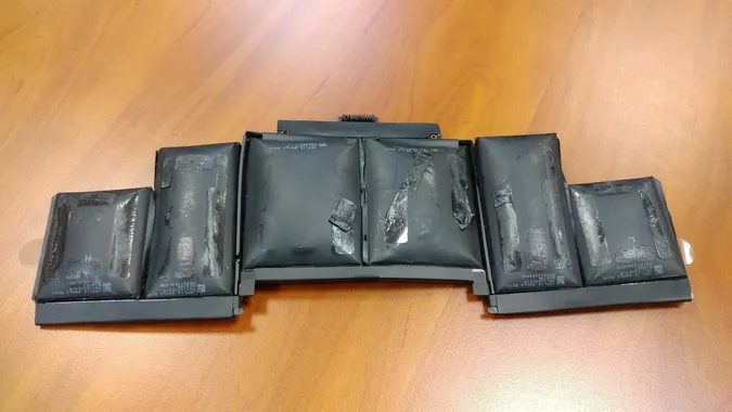 Можуть спалахнути: Apple відкликає акумулятори MacBook Pro