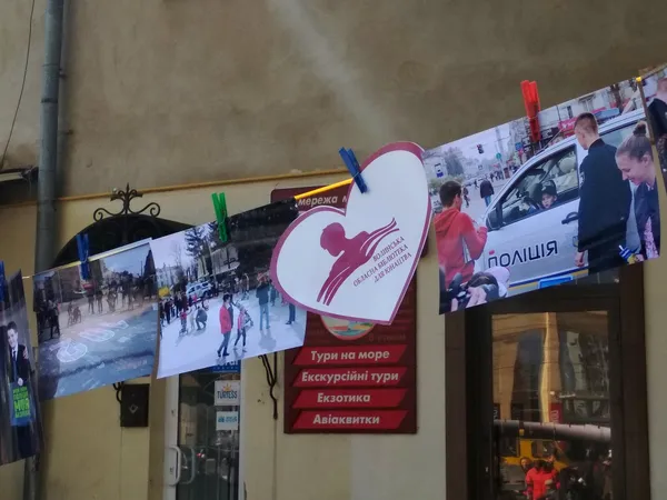 Патрульні у центрі Луцька розповідають дітям про безпечний Великдень (фото)