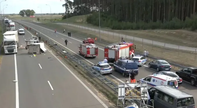 У Польщі мікроавтобус з українцями влетів у вантажівку