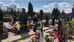 Цвинтар у Гаразджі: як лучани готуються до Поминальної неділі (фото)