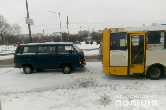 У Луцьку бус в'їхав у маршрутку (фото)