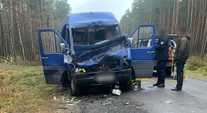 Водій – у лікарні: деталі аварії на Волині за участю мікроавтобуса і вантажівки