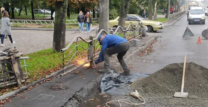 Рух ускладнений: у Луцьку на Перемоги міняють паркани (фото, відео)
