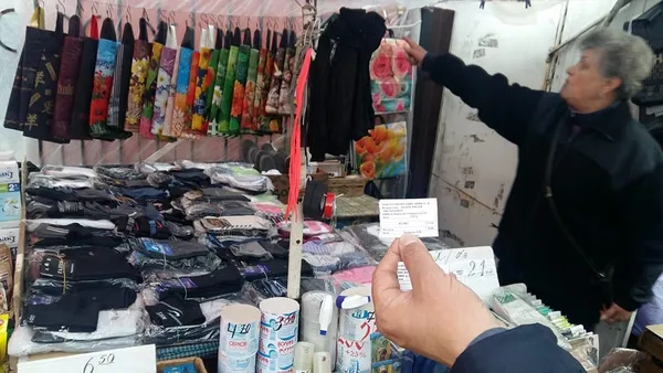 Луцькі муніципали оголосили війну незаконній торгівлі на «Пасажі» (фото)