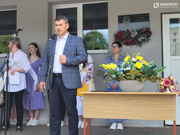 «Бо ми – люди-титани»: як у Луцькому ліцеї №10 танцювали випускний вальс (фото, відео)