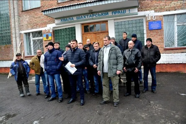 Ігор Гузь з шахтарями, фото видання «БУГ»