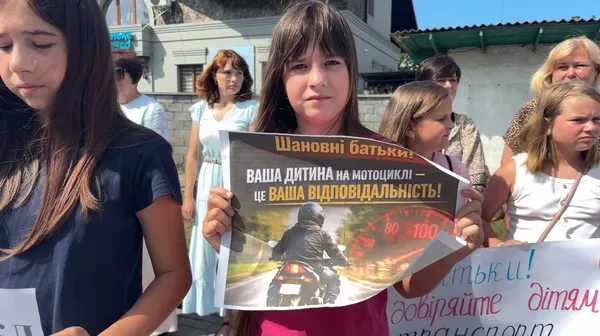 «Батьки, обирайте відповідальність»: у Шацьку закликали не садити дітей на мотоцикли (фото, відео)