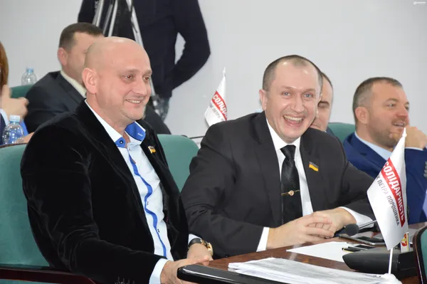 Луцька міська рада працюватиме з новим регламентом та «п'ятою рукою» Романюка