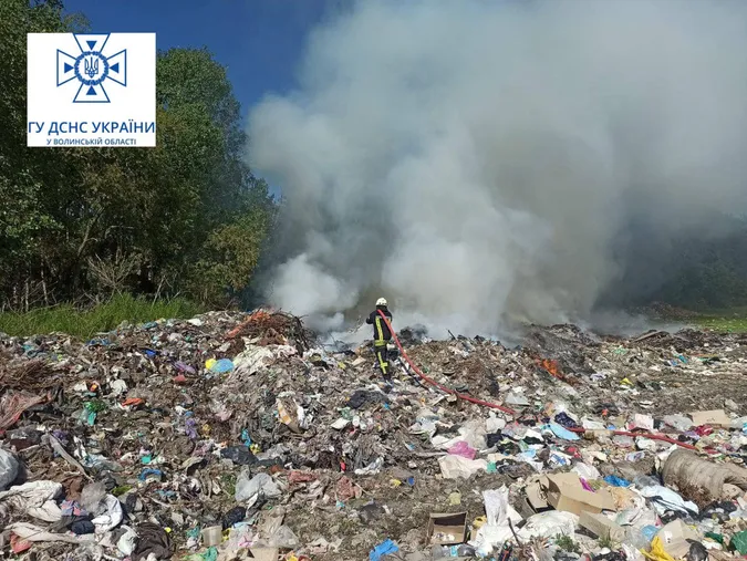 На Ковельщині загасили пожежу на сміттєзвалищі (фото)