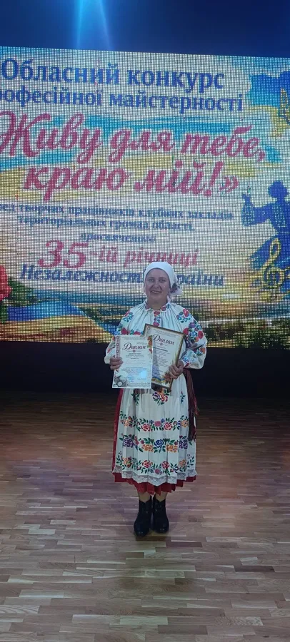 Хліб із печі, вироби майстрів і весільні строї: волинянка здобула друге місце в конкурсі (фото)