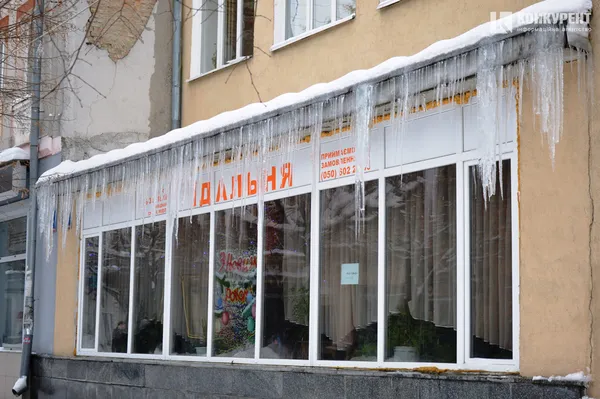 Дивіться вгору: у Луцьку бурулькова загроза (ФОТО)