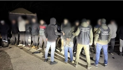 Волинянин та 12 його «друзів» їхали до Угорщини в КамАЗі під піском (фото, відео)